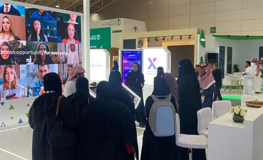 MU students visit an exhibition
 - 3