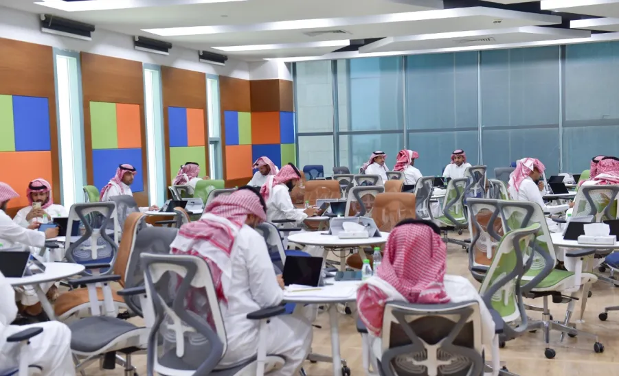 VICE-RECTOR OVERSEES COURSES OFFERED BY INSTITUE OF PUBLIC ADMINISTRATION AT MU
 -  جامعة المجمعة