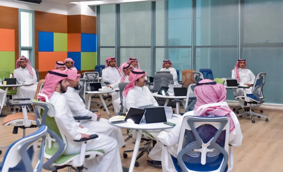 VICE-RECTOR OVERSEES COURSES OFFERED BY INSTITUE OF PUBLIC ADMINISTRATION AT MU
 -  جامعة المجمعة