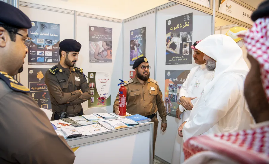 MU VICE-RECTOR LAUNCHES ROAD SAFETY AWARENESS EXHIBITION  - جامعة المجمعة 
