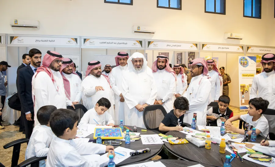 MU VICE-RECTOR LAUNCHES ROAD SAFETY AWARENESS EXHIBITION  - جامعة المجمعة 