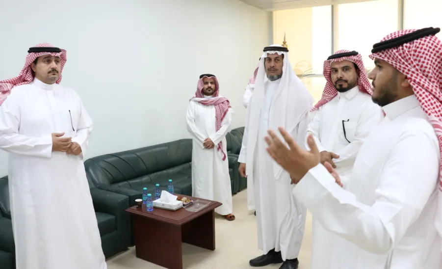 رئيس الجامعة يزور عمادة شؤون الطلاب ويدشن بوابة الخريجين  - جامعة المجمعة 