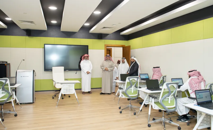 MU RECTOR OVERSEES FIRST PMD EXAM AT MU
 - جامعة المجمعة