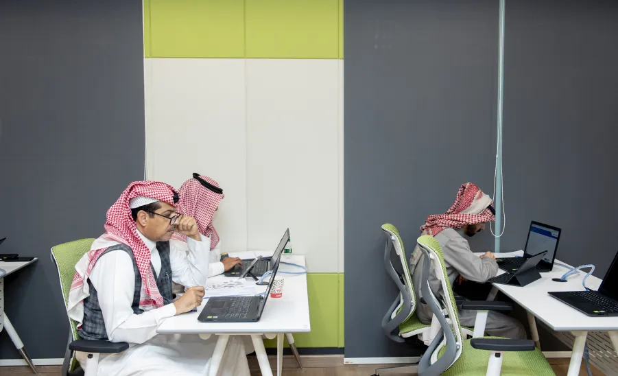 MU RECTOR OVERSEES FIRST PMD EXAM AT MU
 - جامعة المجمعة