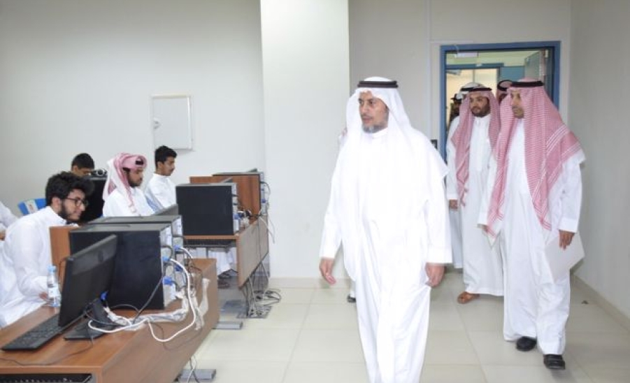 زيارة سعادة وكيل الجامعة للشؤون التعليمية أ.د محمد بن صالح العبودي لكلية التربية للوقوف على سير الاختبارات النهائية الإلكترونية 
