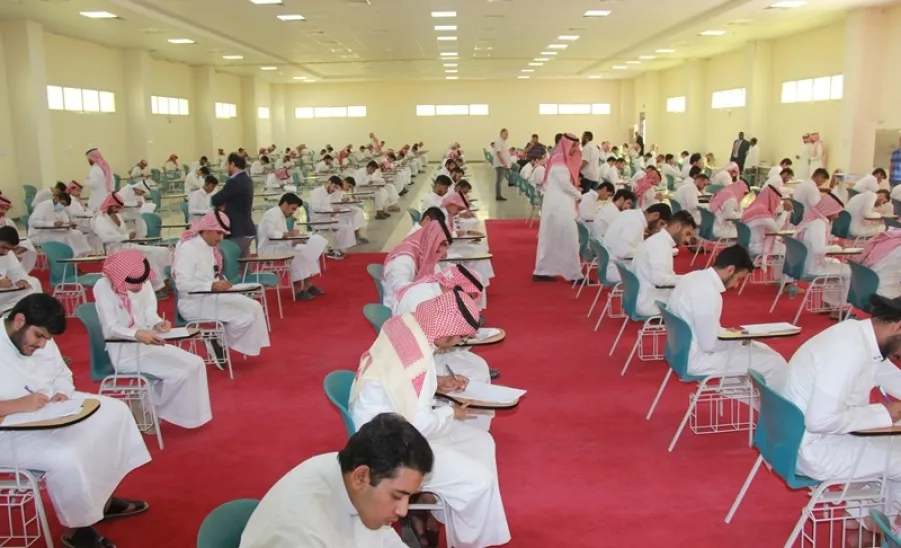 سعادة  رئيس اللجنة الدائمة لمجلس الكلية يتفقد سير الاختبارات النهائية - سعادة  رئيس اللجنة الدائمة لمجلس الكلية يتفقد سير الاختبارات النهائية