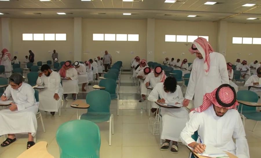 سعادة  رئيس اللجنة الدائمة لمجلس الكلية يتفقد سير الاختبارات النهائية - سعادة  رئيس اللجنة الدائمة لمجلس الكلية يتفقد سير الاختبارات النهائية