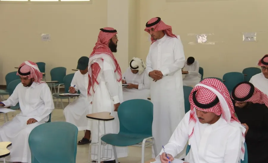 سعادة  رئيس اللجنة الدائمة لمجلس الكلية يتفقد سير الاختبارات النهائية - سعادة  رئيس اللجنة الدائمة لمجلس الكلية يتفقد سير الاختبارات النهائية