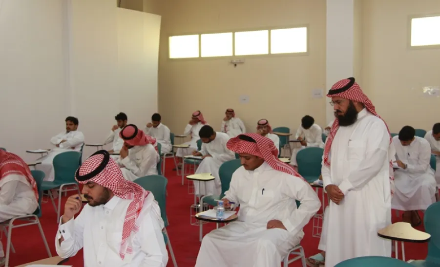 سعادة  رئيس اللجنة الدائمة لمجلس الكلية يتفقد سير الاختبارات النهائية - سعادة  رئيس اللجنة الدائمة لمجلس الكلية يتفقد سير الاختبارات النهائية