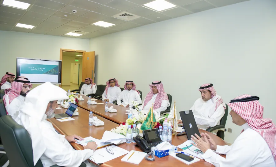 MU RECTOR CHAIRS A MEETING TO FOLLOW-UP THE PROGRESS OF WORKPLACE AUTOMATION AT ISCS - جامعة المجمعة 