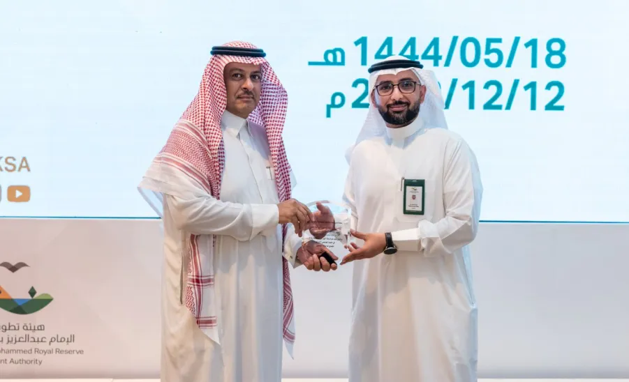 IMAM ABDULAZIZ BIN MOHAMMED ROYAL RESERVE DEVELOPMENT AUTHORITY COOPERATES WITH ISCS TO HOLD A GRADUATION CEREMONY FOR FIRST BATCHOF ENVIRONMENTAL OBSERVERS - جامعة المجمعة