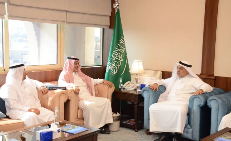 DEAN OF INSTITUTE OF STUDIES AND CONSULTING STUDIES MEETS EASTERN REGIONAL SECRETARY - جامعة المجمعة