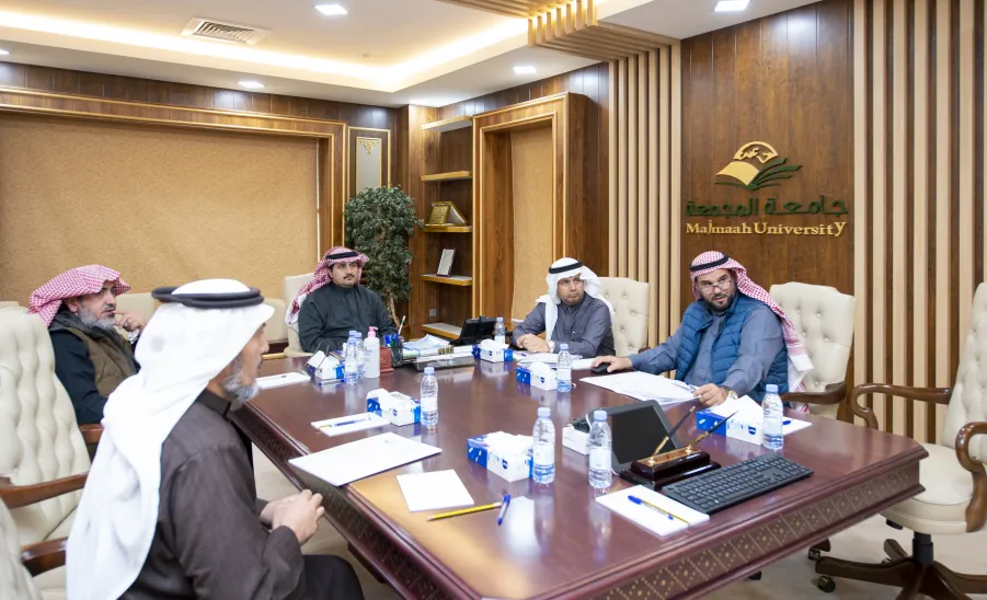 MU RECTOR HOLDS A MEETING TO REVIEW THE UNIVERSITY 12TH REPORT
 -  جامعة المجمعة 