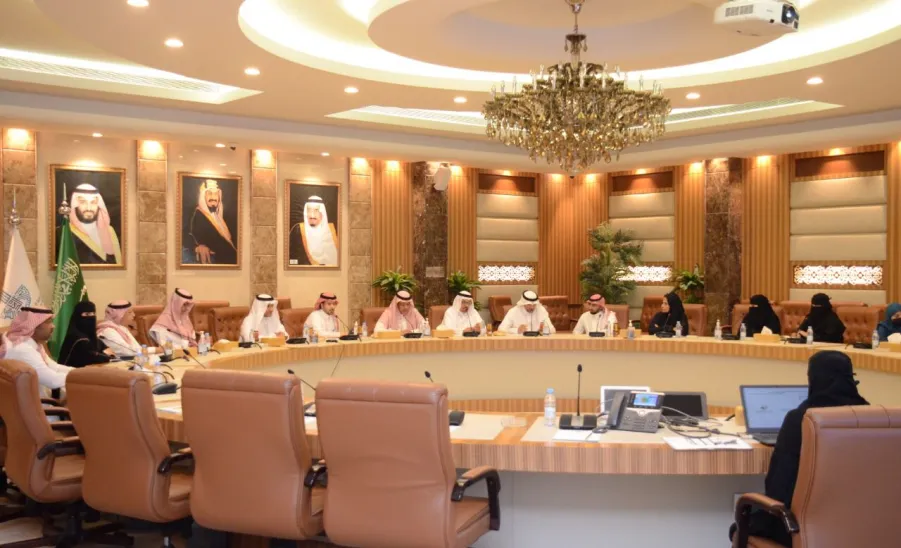 DEAN OF INSTITUTE OF STUDIES AND CONSULTING STUDIES MEETS EASTERN REGIONAL SECRETARY - جامعة المجمعة