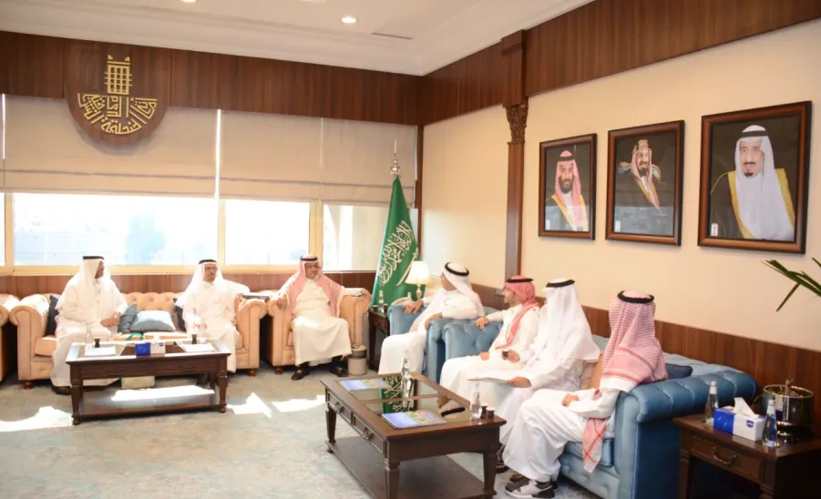 DEAN OF INSTITUTE OF STUDIES AND CONSULTING STUDIES MEETS EASTERN REGIONAL SECRETARY - جامعة المجمعة