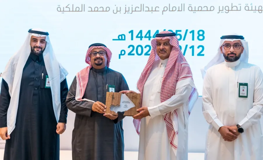 IMAM ABDULAZIZ BIN MOHAMMED ROYAL RESERVE DEVELOPMENT AUTHORITY COOPERATES WITH ISCS TO HOLD A GRADUATION CEREMONY FOR FIRST BATCHOF ENVIRONMENTAL OBSERVERS - جامعة المجمعة