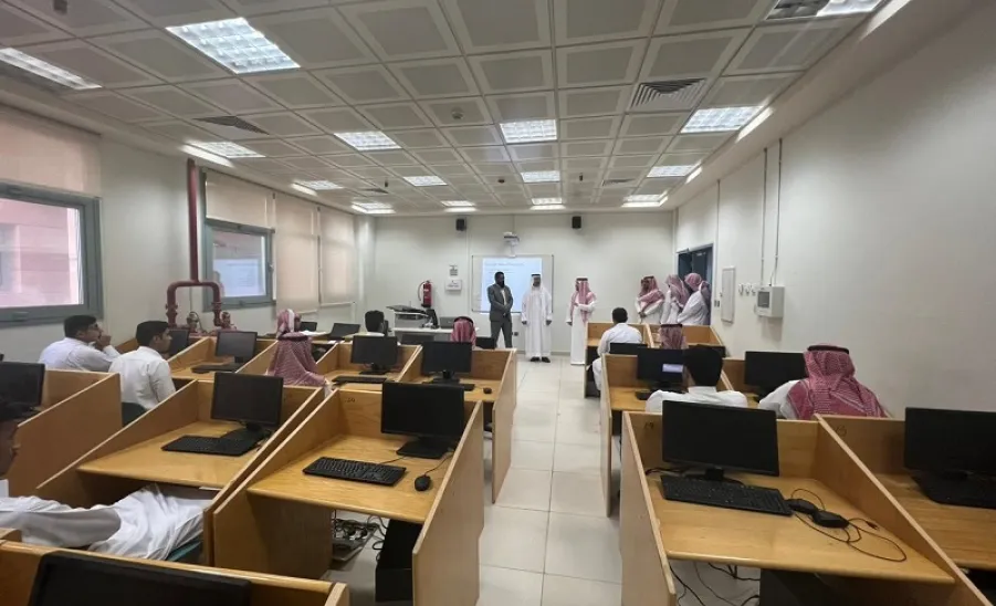 Vice Rector for Educational Affairs inspects the university's colleges  -  زيارات الدكتور العبودي