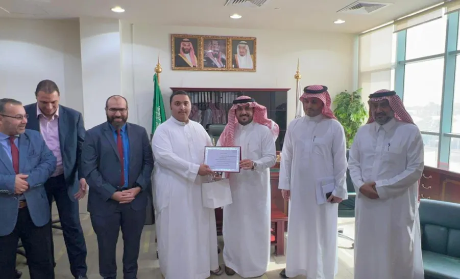 Dean of the College honors the student Fahd Al-Enezi for earning first professional certificate  - Pic1
