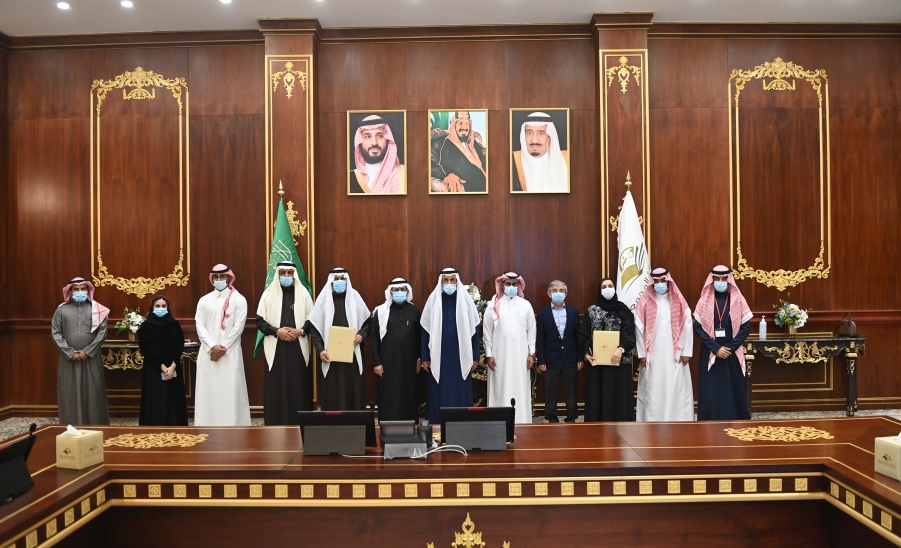 الجامعة توقع اتفاقية تعاون مع شركة كوكاكولا السعودية لتعبئة المرطبات .