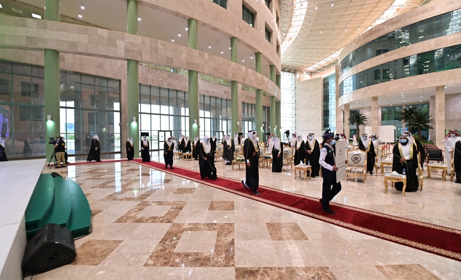 الجامعة تقيم حفل تخريج الدفعة الحادية عشرة والثانية عشرة من طلابها برعاية صاحب السمو الملكي الأمير فيصل بن بندر ( أمير منطقة الرياض ) . 