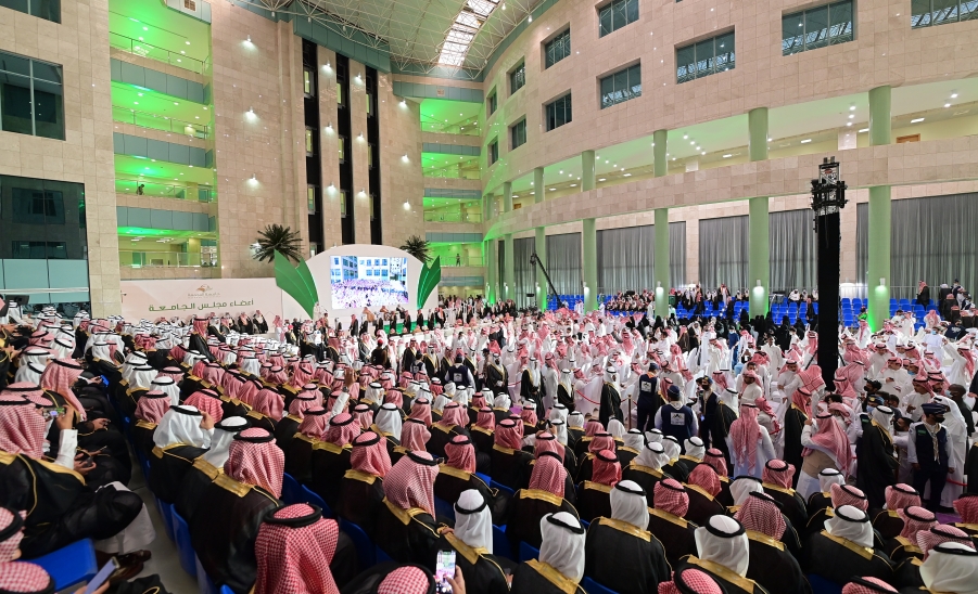  برعاية وتشريف صاحب السمو الملكي أمير منطقة الرياض  الجامعة تحتفلُ بتخريج الدفعة الثالثة عشرة من طلابها 