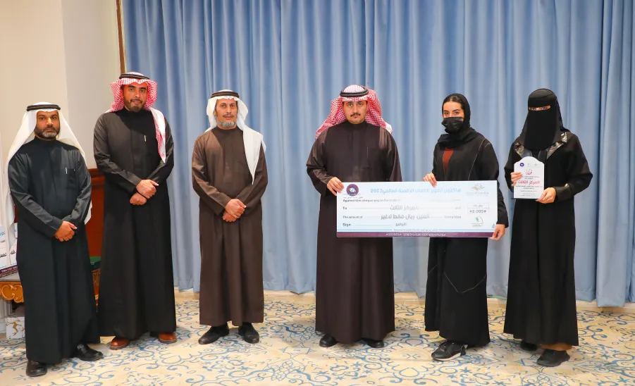 رئيس الجامعة يكرم الفائزين في هاكثون تطوير الألعاب الرقمية  - جامعة المجمعة 