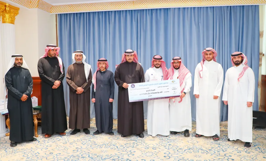 رئيس الجامعة يكرم الفائزين في هاكثون تطوير الألعاب الرقمية  - جامعة المجمعة 