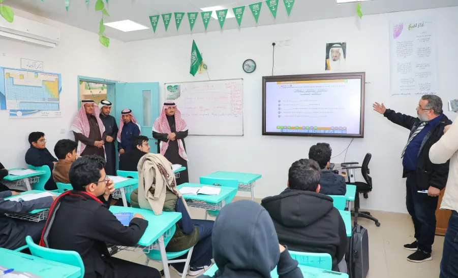 MU RECTOR VISITS PIONEERS SCHOOL  - جامعة المجمعة 