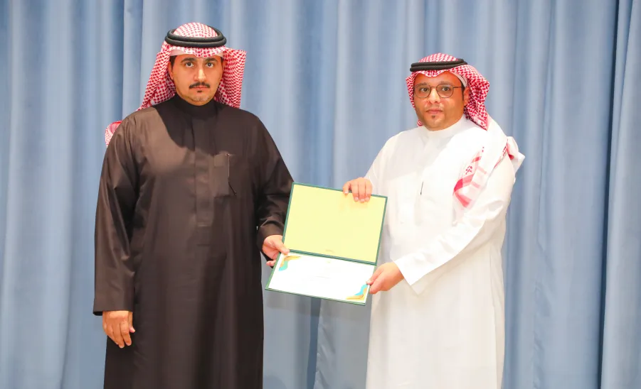 رئيس الجامعة يكرم الفائزين في هاكثون تطوير الألعاب الرقمية  - جامعة المجمعة 