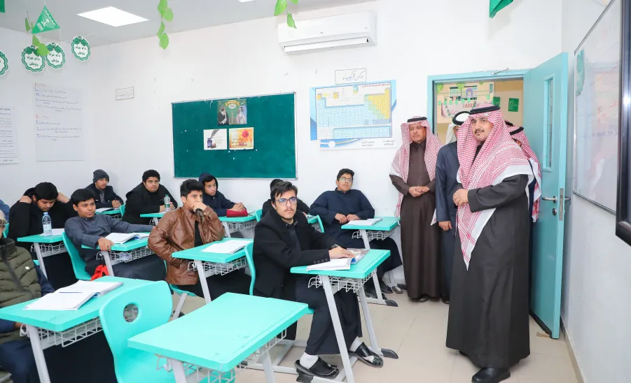 MU RECTOR VISITS PIONEERS SCHOOL  - جامعة المجمعة 