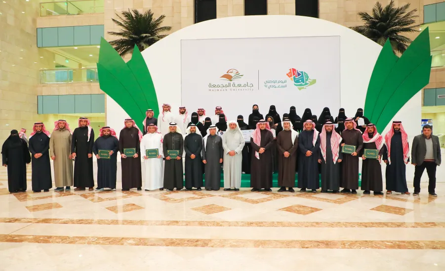 رئيس الجامعة يكرم الفائزين في هاكثون تطوير الألعاب الرقمية  - جامعة المجمعة 