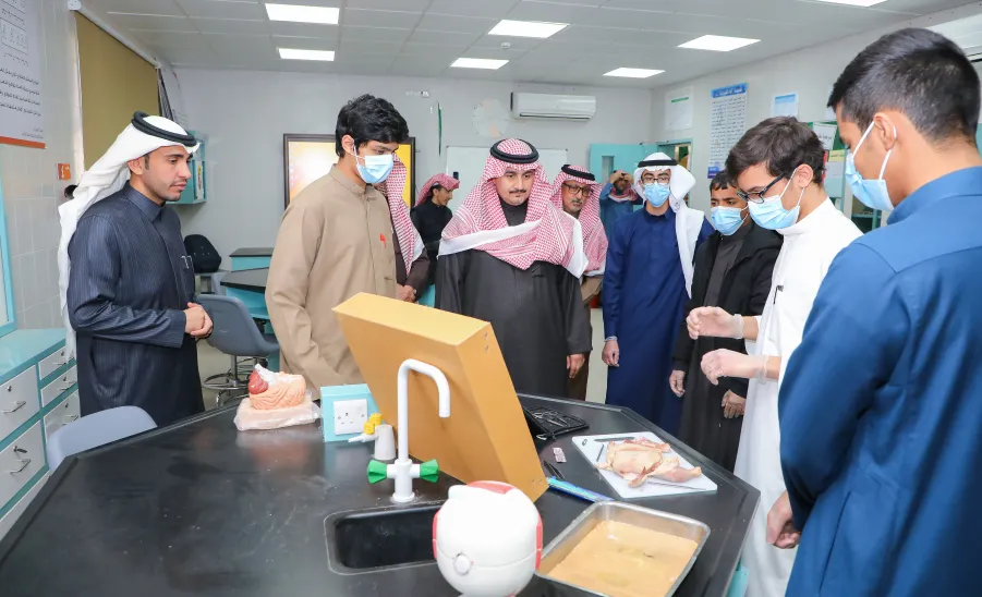 MU RECTOR VISITS PIONEERS SCHOOL  - جامعة المجمعة 
