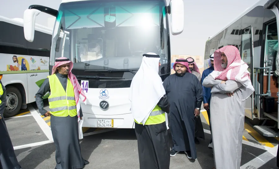 Prof. Al-Dosari conducts a tour of inspection to administrative complex of service  -  أ.د مسلّم الدوسري يقوم بزيادة تفقدية لمجمع مبنى الإدارات الخدمية ويدَشَّنَ عدد من خدماتها
