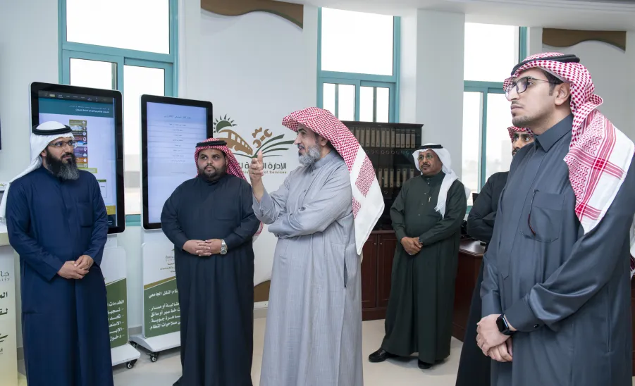 Prof. Al-Dosari conducts a tour of inspection to administrative complex of service  -  أ.د مسلّم الدوسري يقوم بزيادة تفقدية لمجمع مبنى الإدارات الخدمية ويدَشَّنَ عدد من خدماتها