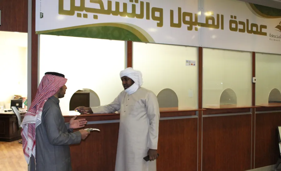رئيس قسم المنح الدراسية يلتقي بطلاب المنح الخريجين - 4