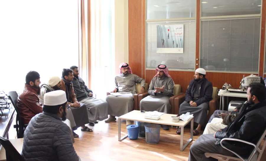 رئيس قسم المنح الدراسية يلتقي بطلاب المنح الخريجين - 2