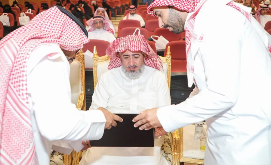 الجامعة تكرم الفائزين في مسابقتي حفظ القرآن الكريم والسنة النبوية للعام الجامعي 1444هـ و الفائزين في بطولة الجامعة للخطابة . - جامعة المجمعة 