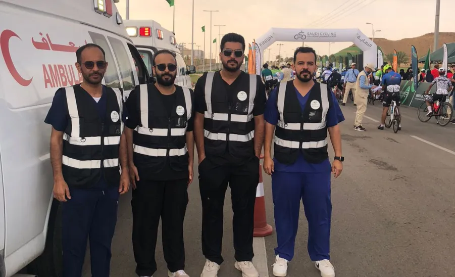 الطاقم الطبي يقدم خدماته العلاجية في سباق الاتحاد السعودي للدراجات بمحافظة المجمعة - اسعاف