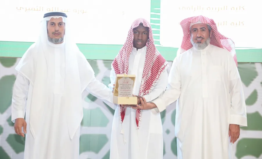 الجامعة تكرم الفائزين في مسابقتي حفظ القرآن الكريم والسنة النبوية للعام الجامعي 1444هـ و الفائزين في بطولة الجامعة للخطابة . - جامعة المجمعة 