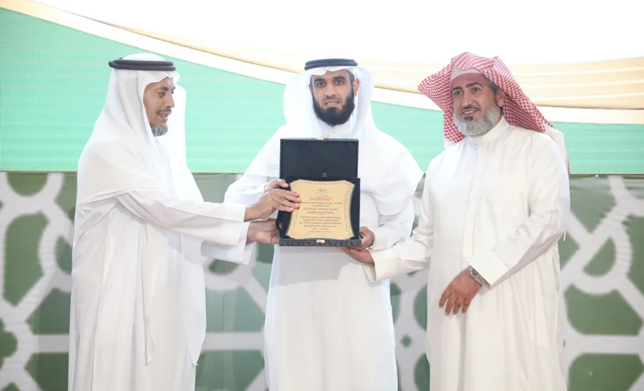 الجامعة تكرم الفائزين في مسابقتي حفظ القرآن الكريم والسنة النبوية للعام الجامعي 1444هـ و الفائزين في بطولة الجامعة للخطابة . - جامعة المجمعة 