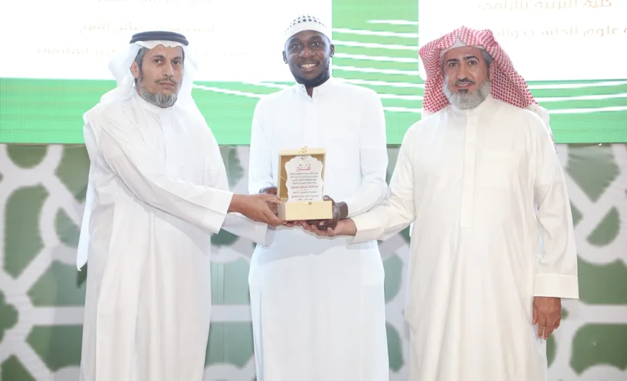 الجامعة تكرم الفائزين في مسابقتي حفظ القرآن الكريم والسنة النبوية للعام الجامعي 1444هـ و الفائزين في بطولة الجامعة للخطابة . - جامعة المجمعة 