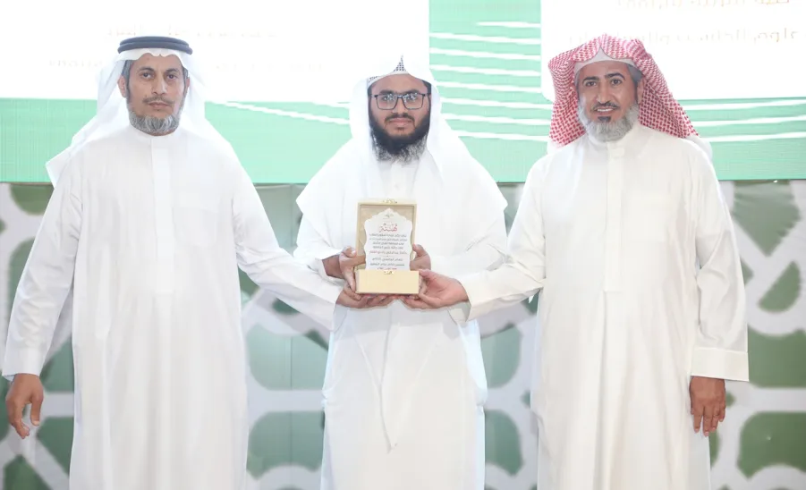 الجامعة تكرم الفائزين في مسابقتي حفظ القرآن الكريم والسنة النبوية للعام الجامعي 1444هـ و الفائزين في بطولة الجامعة للخطابة . - جامعة المجمعة 