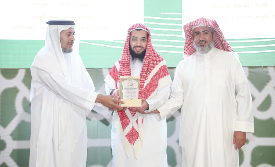 الجامعة تكرم الفائزين في مسابقتي حفظ القرآن الكريم والسنة النبوية للعام الجامعي 1444هـ و الفائزين في بطولة الجامعة للخطابة . - جامعة المجمعة 