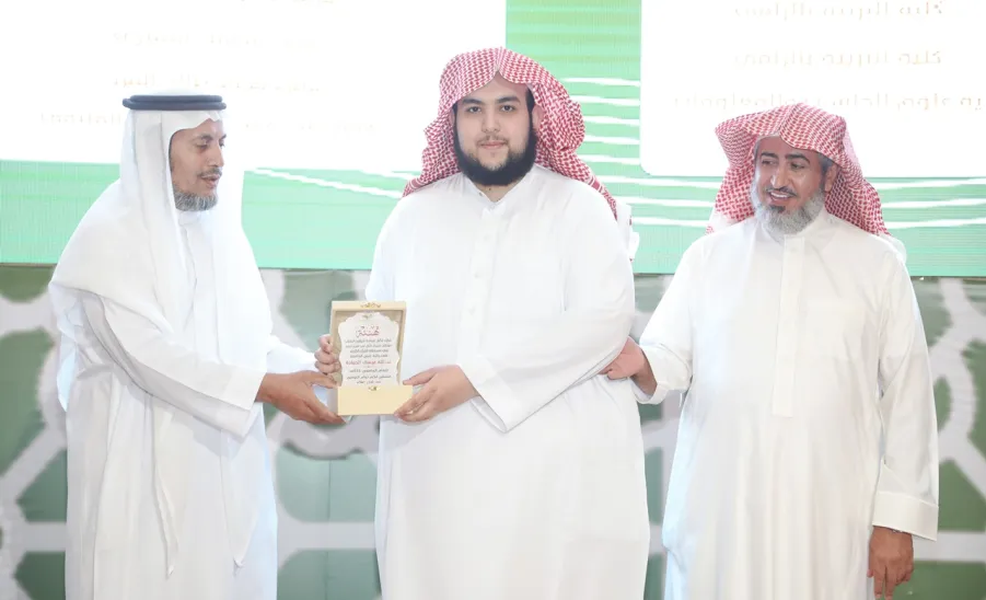 الجامعة تكرم الفائزين في مسابقتي حفظ القرآن الكريم والسنة النبوية للعام الجامعي 1444هـ و الفائزين في بطولة الجامعة للخطابة . - جامعة المجمعة 