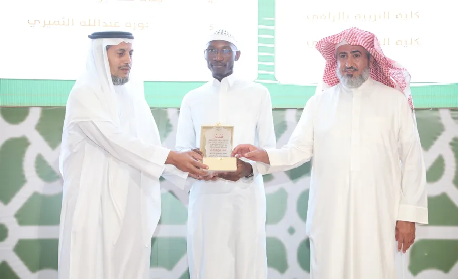 الجامعة تكرم الفائزين في مسابقتي حفظ القرآن الكريم والسنة النبوية للعام الجامعي 1444هـ و الفائزين في بطولة الجامعة للخطابة . - جامعة المجمعة 