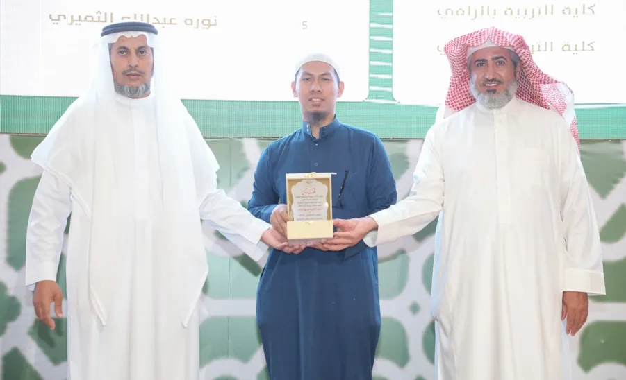 الجامعة تكرم الفائزين في مسابقتي حفظ القرآن الكريم والسنة النبوية للعام الجامعي 1444هـ و الفائزين في بطولة الجامعة للخطابة . - جامعة المجمعة 