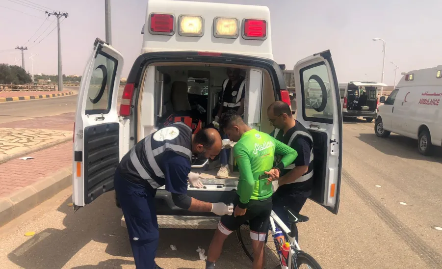 الطاقم الطبي يقدم خدماته العلاجية في سباق الاتحاد السعودي للدراجات بمحافظة المجمعة - اسعاف