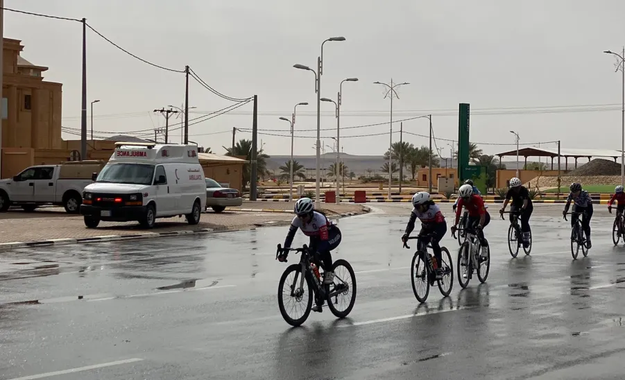 الطاقم الطبي يقدم خدماته العلاجية في سباق الاتحاد السعودي للدراجات بمحافظة المجمعة - اسعاف1