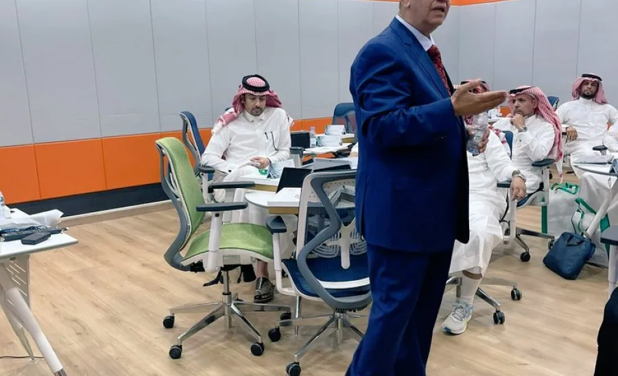 The deanship conducts the annual report preparation skills program
 - صورة