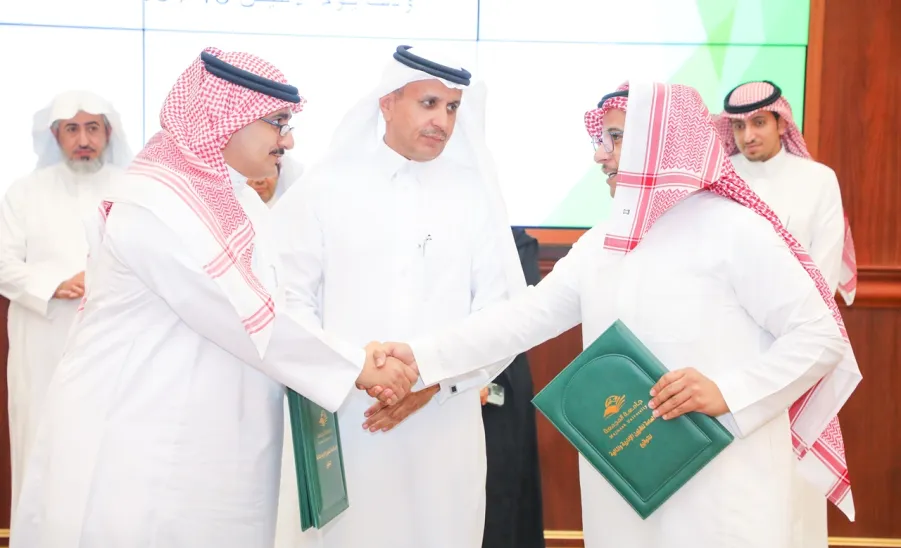 MU SIGNS FOUR OPERATIONAL AND DEVELOPMENTAL CONTRACTS  - جامعة المجمعة 